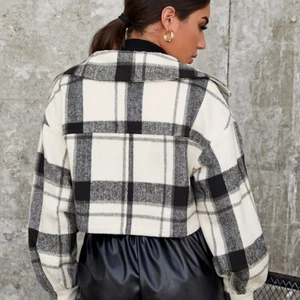 cropped pläd jacka  - Aldrig anväd köpt för 1 månad sen. Priset kan diskuteras vid snabb köp