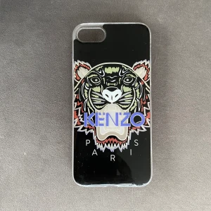 iPhone 8 Plus skal, Kenzo - iPhone 8 Plus skal i använd skick, logotyp Kenzo.