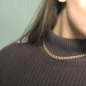 Stickad tröja  - En brun stickad tröja🤎 långa balongärmar och högre krage:) en jättefin och mysig tröja som tyvärr inte kommer till användning. Storlek small, köparen står för frakten🤎 