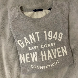 Collagetröja - En fin grå collagetröja med märket Gant. Väldigt fint skick! Säljer på grunt av att den är för liten. Storlek XS, frakt tillkommer💓