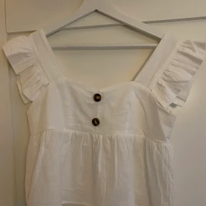 Vit topp från shein  - Bara använd 1 gång och är i nyskick, köparen står för frakten💕