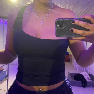 En arms linne - Storlek S/M (38), aldrig använd så i bra skick 10/10. Kan fraktas men fraktkostnad tillkommer. Går även att mötas upp Växjö/Alvesta. Nypris 99kr