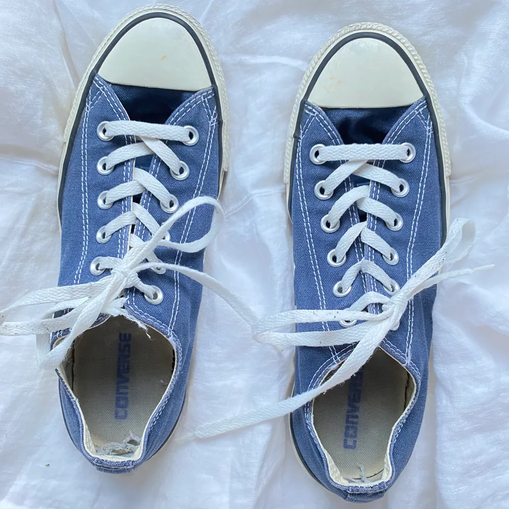 Säljer dessa JÄTTESNYGGA låga blåa converse. Färgen är en blandning mellan de två färgerna💕 skriv för fler frågor. Köparen står för frakt eller möte på söder✨. Skor.