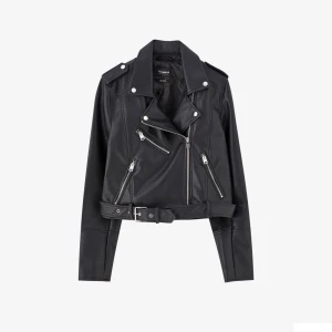 Skinnjacka  - Säljer denna skinnjacka från pull&bar i storlek XL. Jackan var lite i storleken därför tog jag xl,jag själv brukar ha small/medium. 