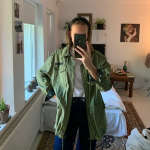 Grön militärjacka med tryck - Grön militärjacka med stort tryck på ryggen. Använd fåtal gånger därav bra skick! Köparen står för frakt! 