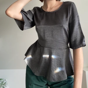 silkeströja, blus - fin blus i ”silkes”imitation, går att styla croppad. Slitsar i ärmarna som ger mer uppklädd känsla🌟 XS men passar mig som har S