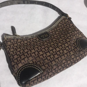 Tommy Hilfiger axelväska  - Äkta. Väl använd och älskad 🖤 perfect storlek, fett Aaliyah. Buda i kommentarerna om ni vill, jag vill ändå sälja med rimligt pris 💕 frakt 22kr