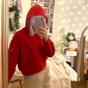 Röd hoddie  - Helt vanlig röd hoddie köpt på Monki! Inget fel på den alls, den sitter bra och är jättemysig! Säljer pga att jag har så många hoddies❤️😁