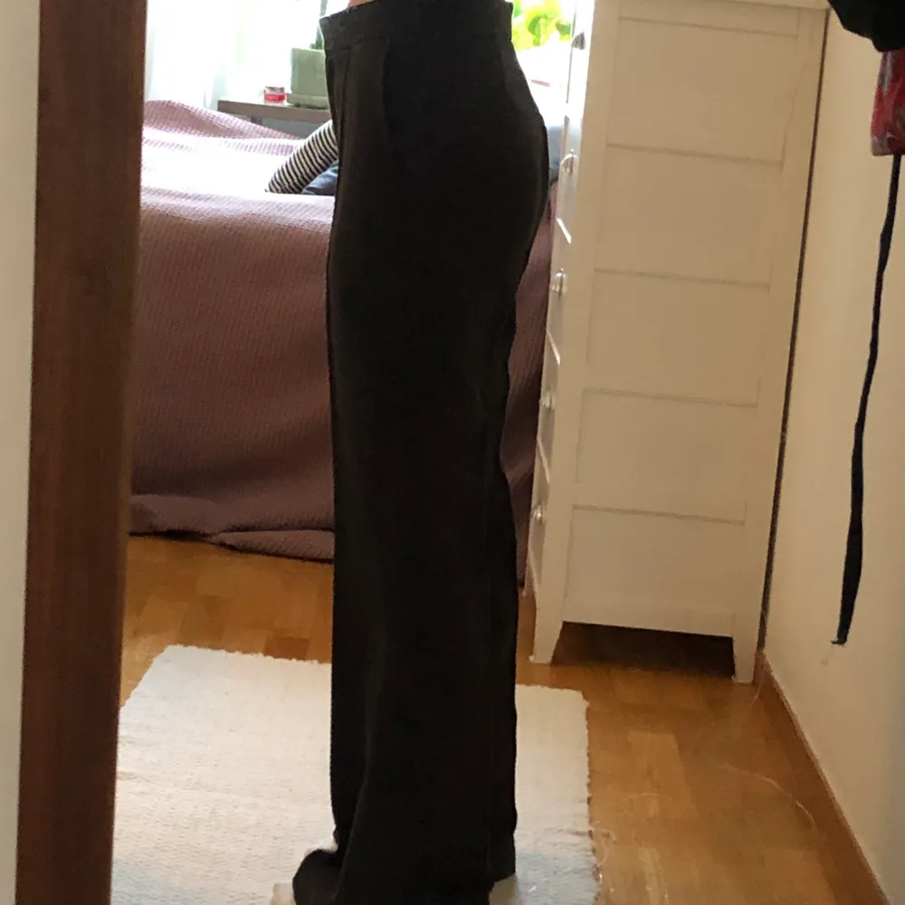 Supersnygga HM TREND ribbade bruna kostymbyxor helt oanvända. Säljer pga för korta på mig (165) men perfekt längd på min syster på bilderna (162) nypris 399kr ❤️ . Jeans & Byxor.
