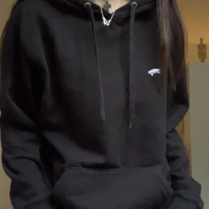 Vans hoodie  - En svart vans hoodie med liten skateboards broderad på bröstet. Hoodien är i storlek S men sitter lite oversize och i ganska bra skick.