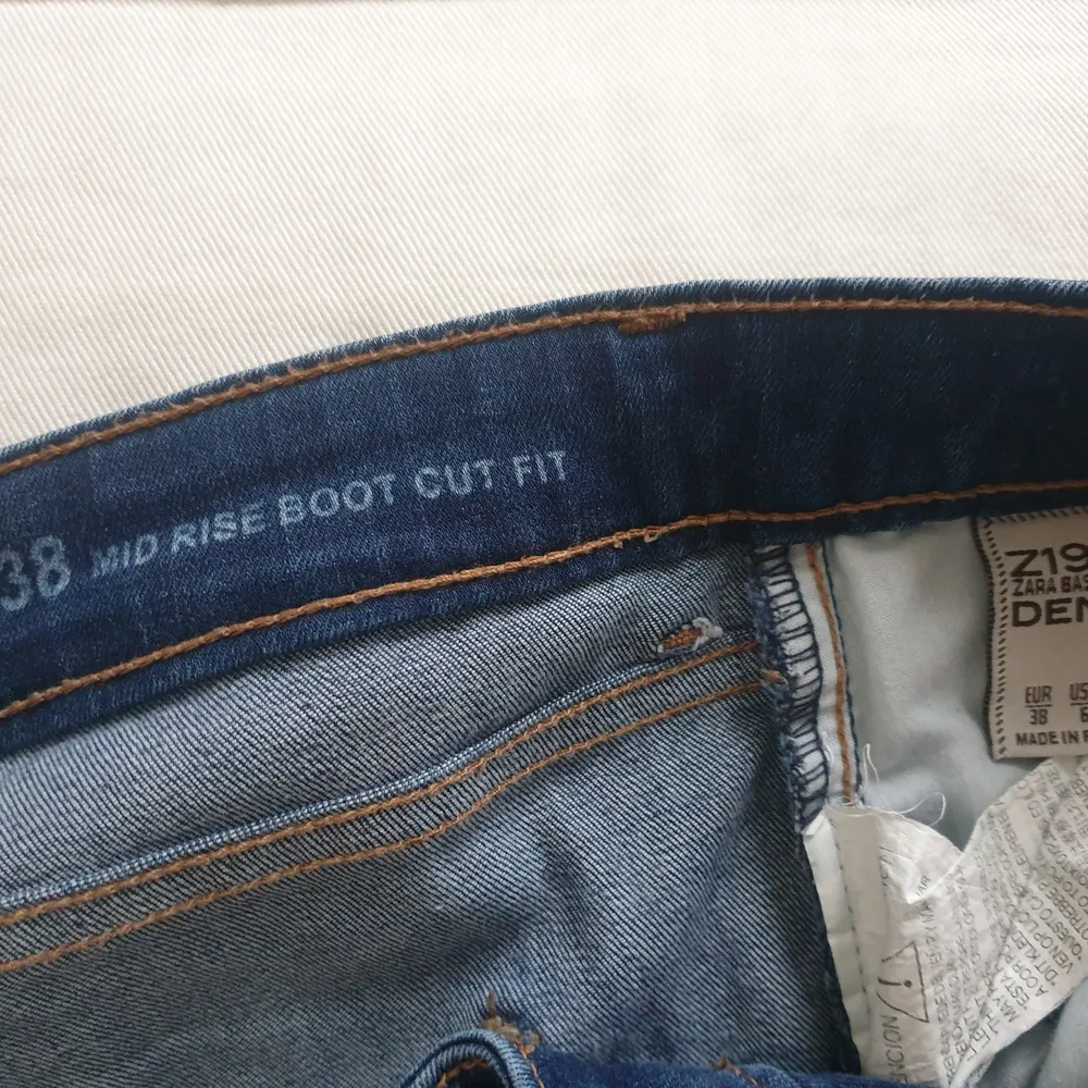 Jeans från Zara i modell: mid rise boot cut fit. EU storlek 38 (strechiga) kan skickas annars finns i Malmö 💌. Jeans & Byxor.