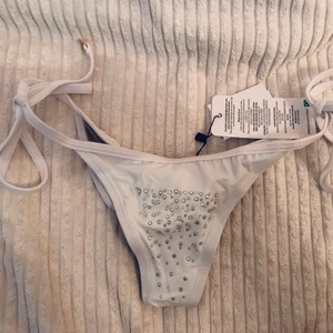 Nya bikini brazilian trosa från Nelly - Helt nya bikinitrosor (brazilian) från Nelly med prislappar kvar. Köpta för 149kr, säljer för 40kr✨