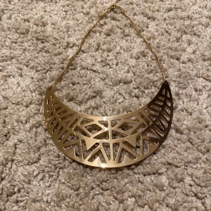 halsband - säljer detta halsbandet, använt någon enstaka gång och är i bra skick