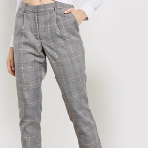 KOSTYMBYXOR  - Helt nya med tags kvar! Storlek 34. Från märket Jaqueline De Yong. Säljes för de är för små. Kan skickas mot fraktkostnad. Fler bilder kan ordnas ifall det önskas. 