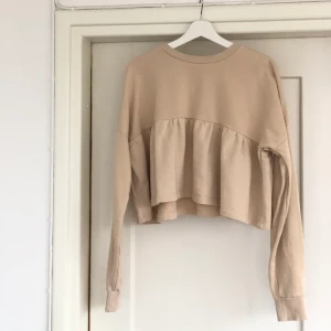 Kort tröja Zara - Använd väldigt få gånger. Väldigt snygg med en skjorta under. Köpt på Zara för ca 1 år sen. Tröjan är i nyskick. Köparen står för frakt