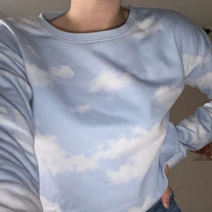 Moln tröja - Moln tröja som jag klippt, lite sliten men fortfarande fin, fri frakt✨