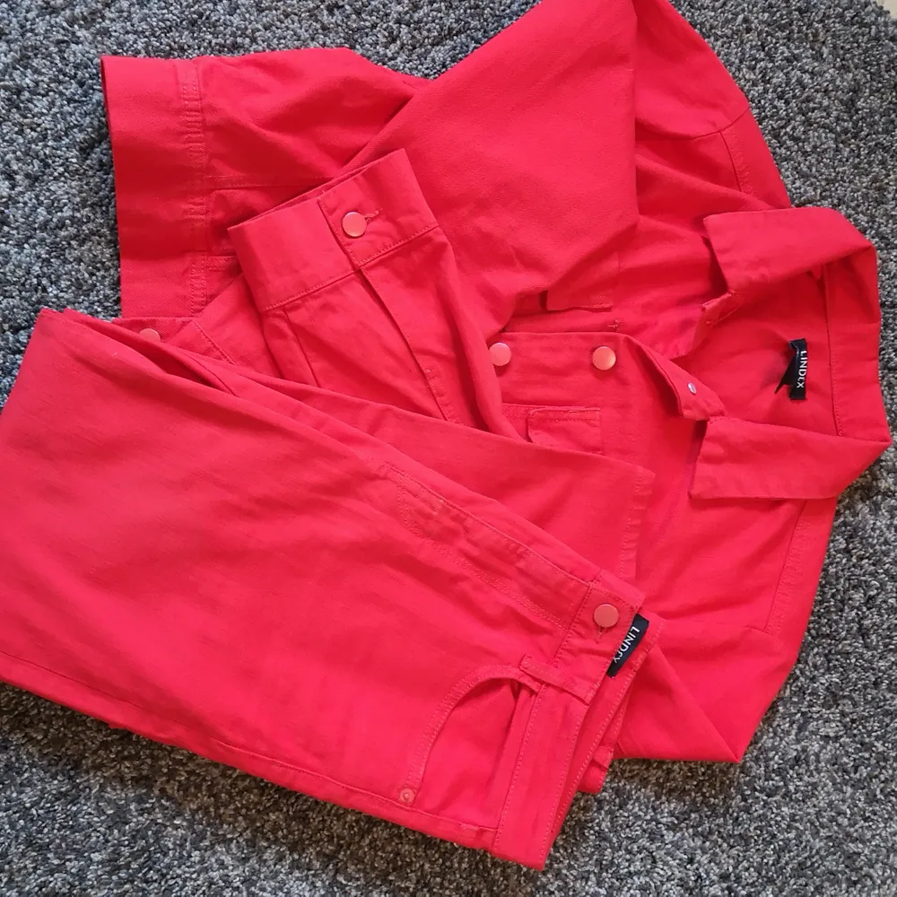 Ett riktigt färgstarkt set i jeans! En lysande röd färg som man verkligen blir glad av och otroligt bekvämt. . Jackor.