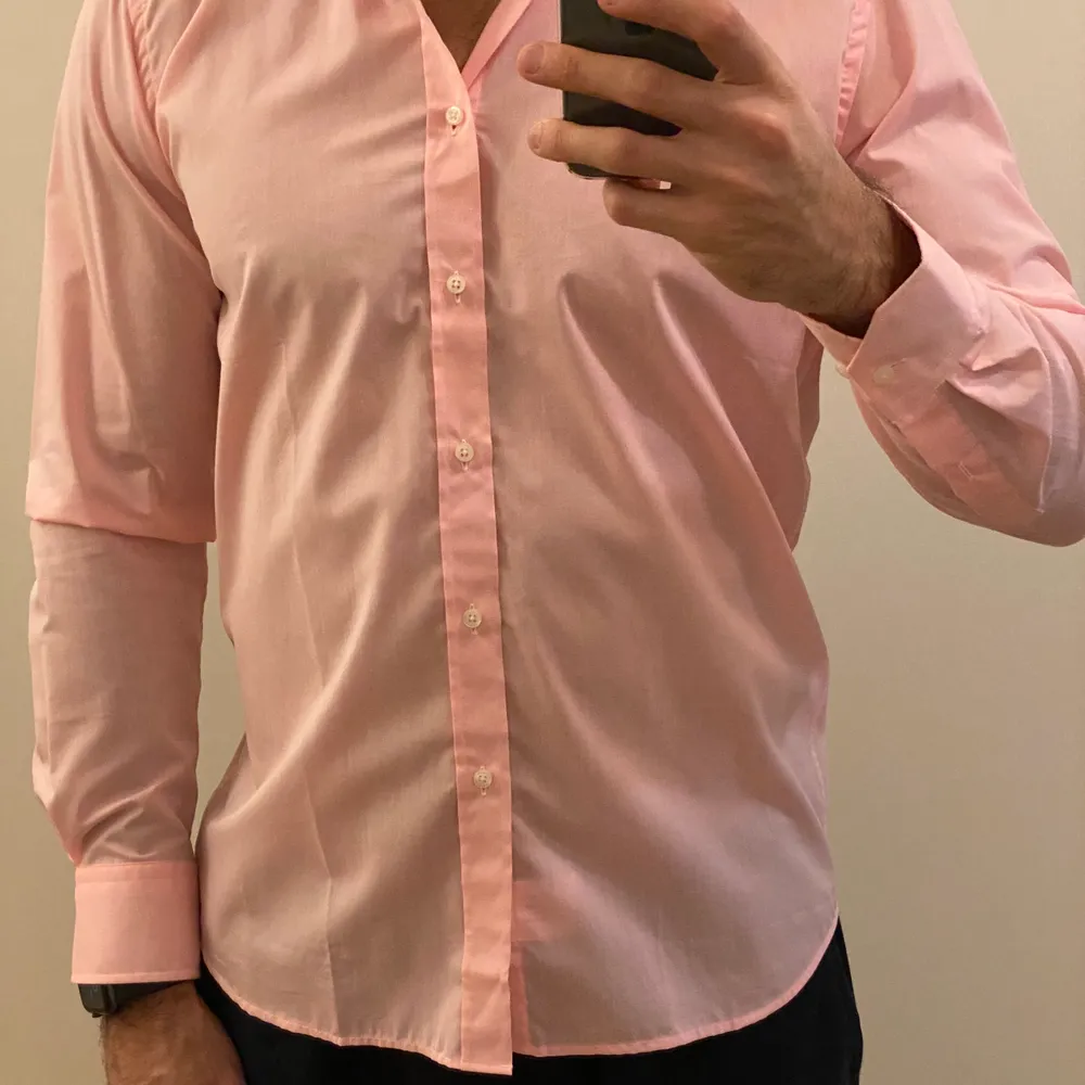 Säljer rosa Stenströms skjorta storlek 42 slim. Skjortan är något genomskinligt och passar perfekt för att ha under tröja eller vid stranden. Oanvänd, ord pris 1299. Jag är 195 och atletisk byggd, passar mig perfekt. . Skjortor.