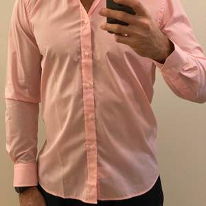Säljer rosa Stenströms skjorta storlek 42 slim. Skjortan är något genomskinligt och passar perfekt för att ha under tröja eller vid stranden. Oanvänd, ord pris 1299. Jag är 195 och atletisk byggd, passar mig perfekt. 