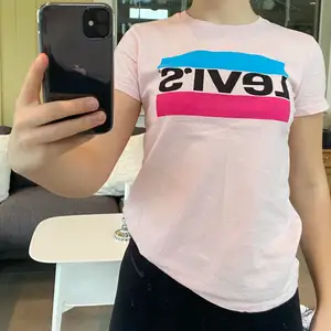 Rosa t-shirt från Levi’s i bra skick med stort tryck på  framsidan. 