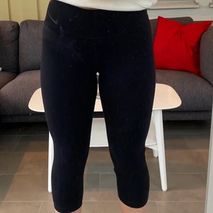 Nike tights strl S - Sporttights från nike. 3/4 långa, slutar strax under knät. Helt svarta 