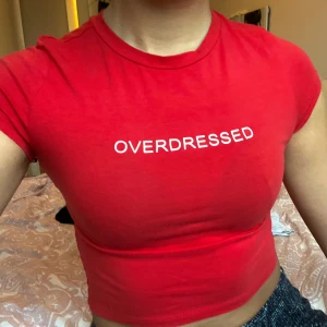 Röd crop top  - Aldrig använd, från HM. Köp fler produkter samtidigt så blir din frakt billigare! ✨