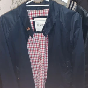 Ben Sherman jacka - Säljer min jacka från ben sherman i strlk M, har inte använt så mycket så den är så gott som ny. köparen står för frakten