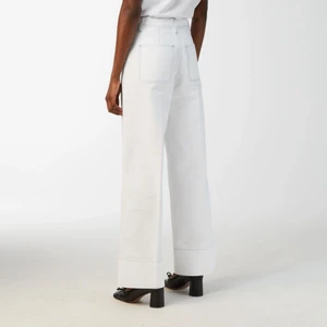 Byxor från arket! - Vita byxor från arket! Helt nya med tags kvar🥰 storlek 40 men små i storleken så passar en 36-38 beroende på önskan fit! Nypris 800kr