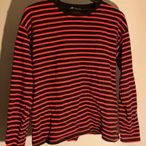 Svart och rödrandig tröja från Zara stl M. Använd få gånger, väldigt bra skick. Säljer för 150kr. 