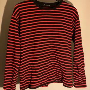 Randig tröja från Zara stl M.  - Svart och rödrandig tröja från Zara stl M. Använd få gånger, väldigt bra skick. Säljer för 150kr. 