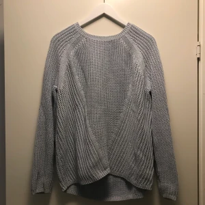 Stickad tröja - Ljusblå stickad tröja från h&m. 110 kr inklusive frakt🦋🐬🐋🦕❄️💧🧊💙