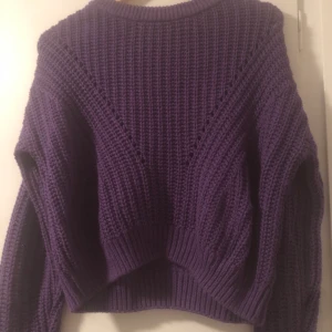 Stickad lila tröja - Fin sparsamt andvänd stickad tröja, är för liten så säljer här💞 kom priv för mer bilder elr va som helst! 
