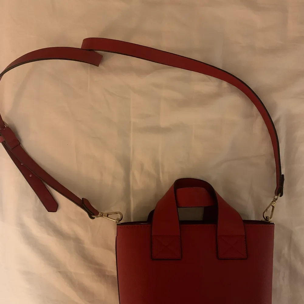 Säljer en fin röd vintage väska, väldigt snygg nu till vintern! Jättebra kvalitet utan några slitningar. Frakt kan tillkomma.💕 Pris kan diskuteras vid snabb affär!. Väskor.