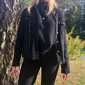 Svart jeansjacka - Svart jeansjacka med nitar från Mango 💗 som nyskick, knappt använd! Storlek xs/s men skulle säga att den är mer som en medium 