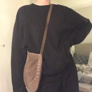 En ljusbrun ”mocka” väska, går att göra längre och kortare, köpt second hand men är i bra skick frakt +44✨