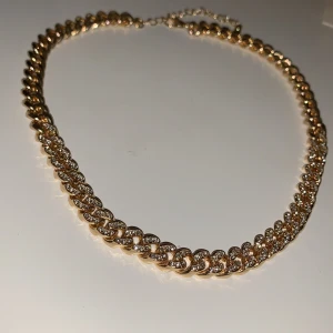 Kedjehalsband guld/diamonds - Så snyggt kedjehalsband i guldfärg och ”diamanter”! (Ingen av dessa är äkta). I riktigt bra skick!