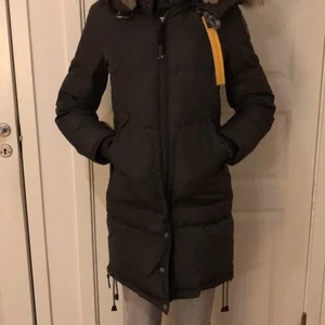 Parajumpers jacka - Säljer min parajumpersjacka för ett bra pris, en helt ny kostar 10 000, äkta självklart. Ser inte använd ut, med en kemtvätt skulle den se ny ut!