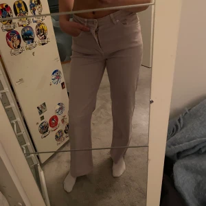 Lila jeans  - Lila jätte snygga jeans som är typ straight men lite mer vida. Dom är från Samsøe Samsøe i fint skick. Säljer för 400kr🥰