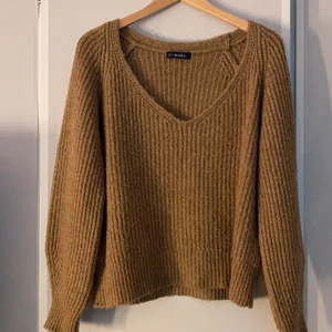 Stickad tröja  - Stickad tröja som jag köpte på Nelly förra året, har använt denna Max 3 gånger och tänker att det är dags att rensa garderoben nu🥲 den är lite overzise så den faller ner över ena axeln och den är den finaste bruna färgen🤎 pris kan diskuteras💕