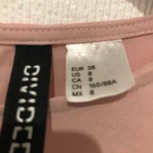 Blus  - I fint skick. Nude färg