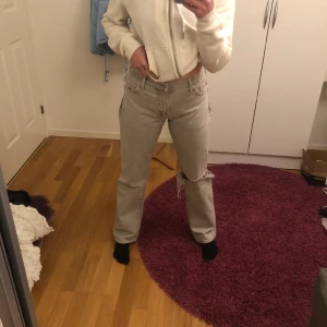 Skitsnygga vintagejeans - Superfina jeans som jag har köpt här på Plick men då jag inte har fått någon användning av de vill jag sälja vidare. de är även insydda i midjan! köpare står för frakt! BUDA!! HÖGSTA BUD:365kr