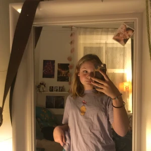 Lila najs T-shirt  - Knappt använd T-shirt som är ganska stor och fett najs 