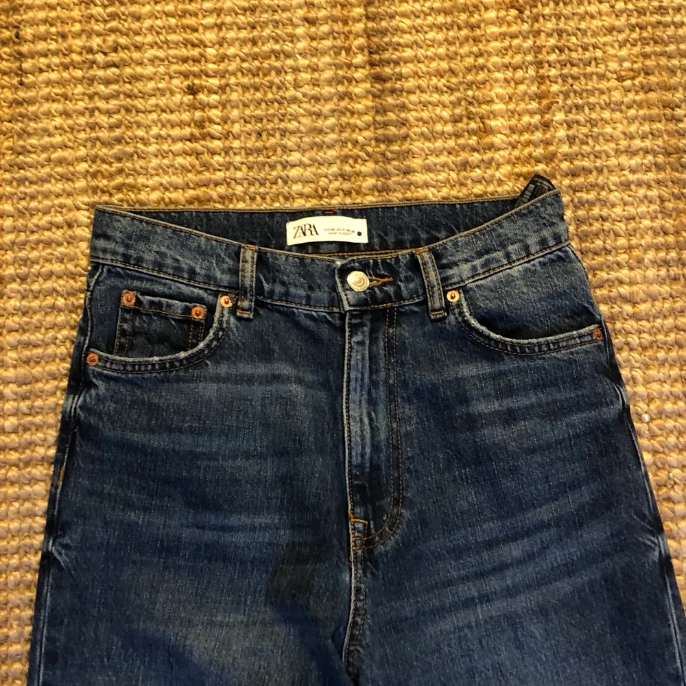 Säljer mina populära zara jeans, verkligen knappt använda då lite stora för mig som är 170! Ser helt nya ut använda ett fåtal gånger! Dom är mörkblåa och är i storlek 36, så storlek S. Jeans & Byxor.