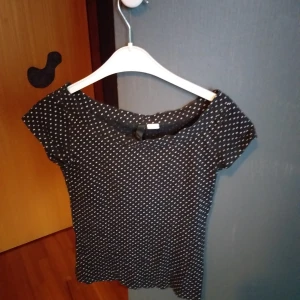 Prickig t-shirt - En jättesöt t-shirt med vita prickar. Storlek 34. Bra skick, säljer bara för den är för liten för mig. Först till kvarn!💗