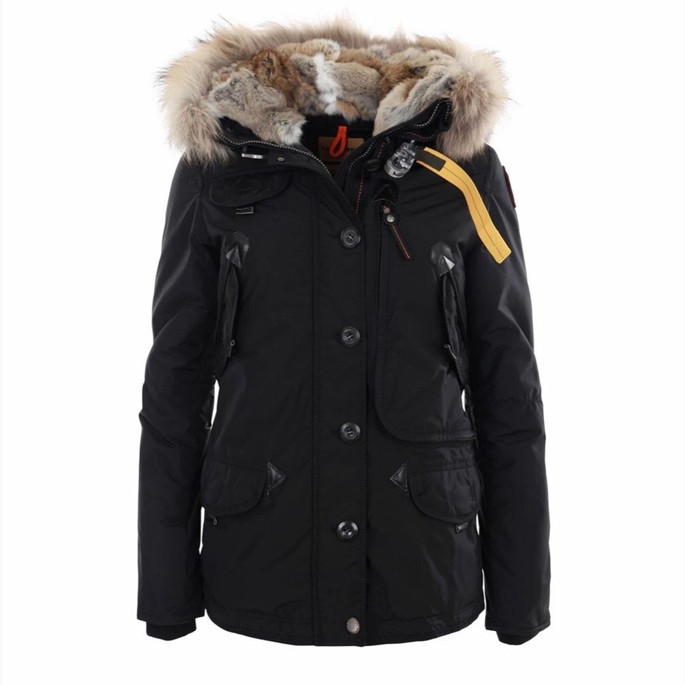 Säljer min äkta Parajumpers Doris jacka med äkta päls. Storlek L, men passar även M. Använd en vinter för två år sedan, efter det knappt använd. Är i fint skick. Köpt på Länna Sport för 9299kr, har dock tyvärr inget kvitto kvar då den köptes 2018. Hör av er för fler bilder på jackan.. Jackor.