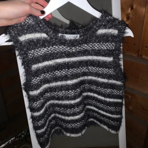 Stickad väst  - Säljer denna snygga zara väst som aldrig är använd! Helt ny bara testad, nypris 399kr