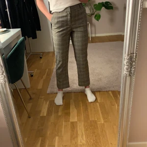 Kostymbyxa från Gina tricot  - Sköna byxor från Gina i storlek 36! Säljer pågrund av att de är för korta för mig som är 165! Pris 50 kr + frakt💓💓