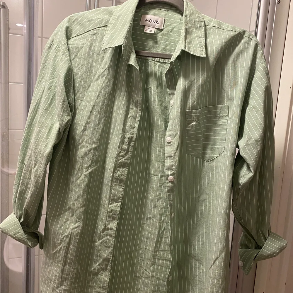 En fin lite oversize skjorta i ljusgrön o vit. Sitter bra. Är från monki och endast använd 1 gång . Skjortor.