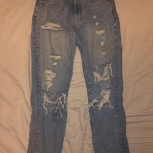 Jeans med hål - Jeans köpta på Gina Tricot för ungefär ett och ett halv år sen men inte använda många gånger. Storlek 36, sitter tight på låren men lösare runt vaderna. 