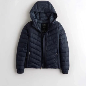 Hollister jacka  - Marinblå hollister jacka i fint skick. Storlek S